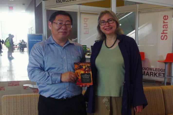 希腊文翻译家雷雅教授向褚东伟赠书