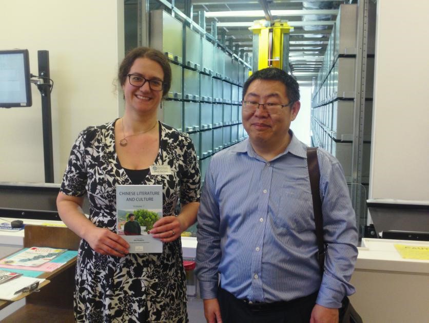 图书工作人员黑瑟尔带领褚东伟参观现代化的图书股并接受《中国文学与文化》赠刊