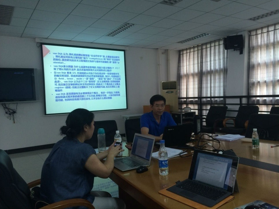 Prof. Zeng Lisha gives a remark