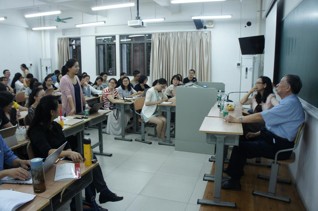 现场听众与来宾交流